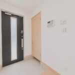 ※家具・家電など撤去後のイメージになります。 (玄関)
