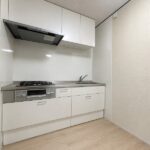 居住中ですが家具・家電を撤去後のイメージです。 (キッチン)