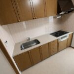 居住中ですが家具・家電を撤去後のイメージです。 (キッチン)