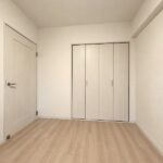 玄関横の洋室※居住中ですが、家具・家電など撤去後のイメージになります。