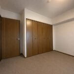 洋室約7帖 居住中ですが家具・家電を撤去後のイメージです。