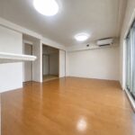 リビング※家具・家電など撤去後のイメージになります。 (玄関)