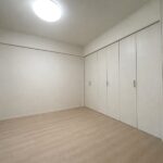 リビング横の洋室※居住中ですが、家具・家電など撤去後のイメージになります。