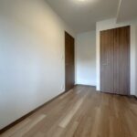 洋室　約５帖（バルコニー側） (玄関)